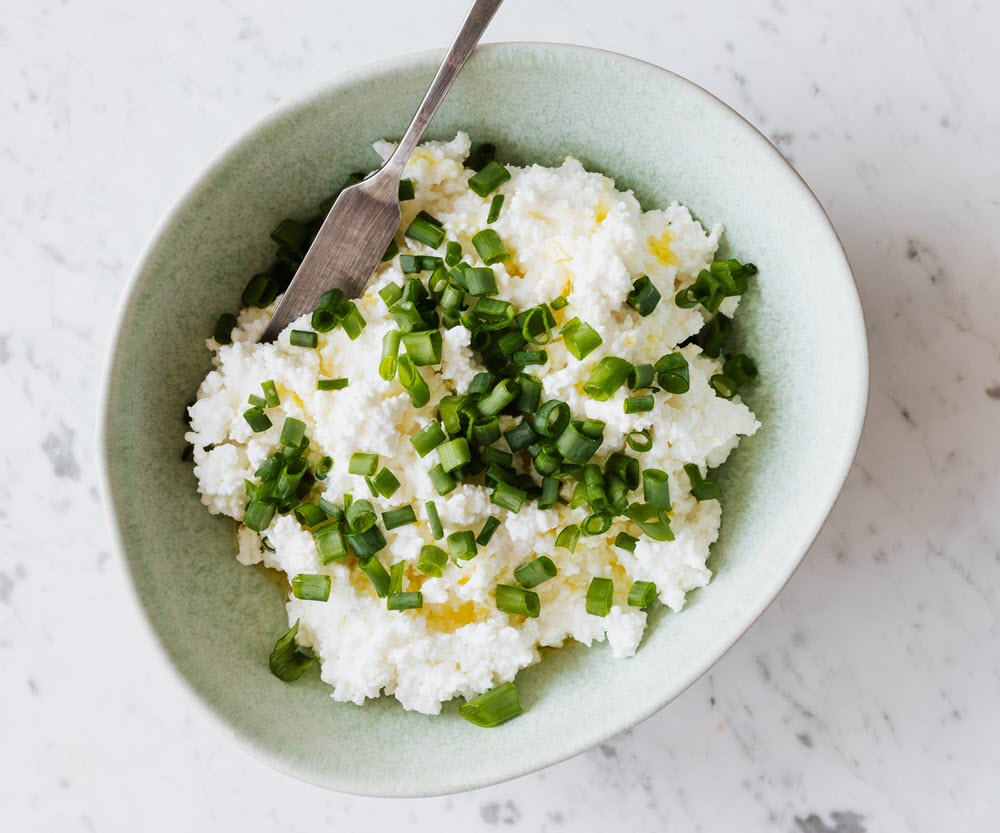 A bowl of cottage cheese with chives