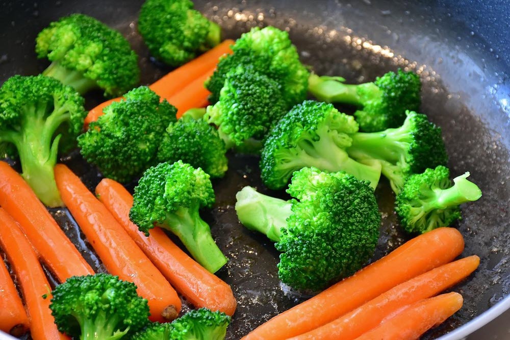 Cooked carrots and broccoli