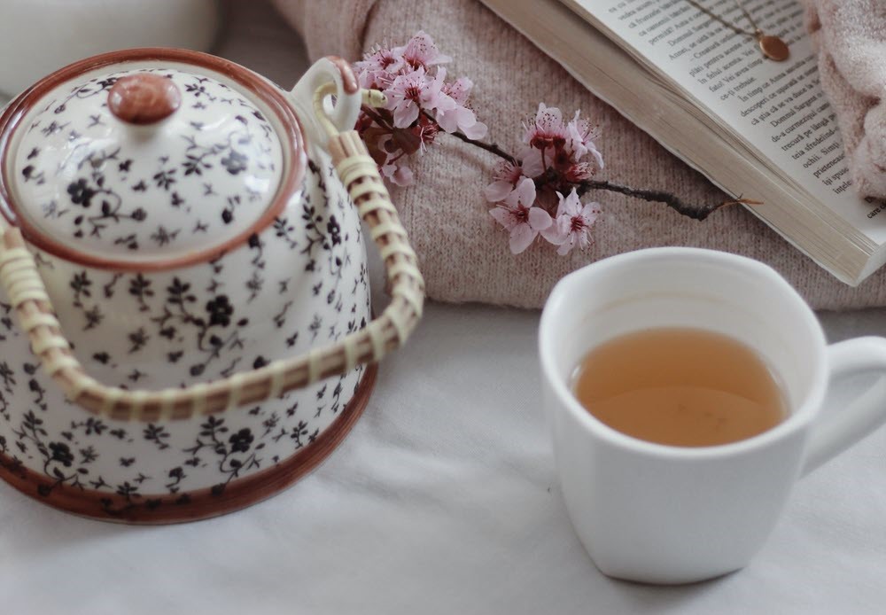 A mug and a pot of 7 blossoms tea