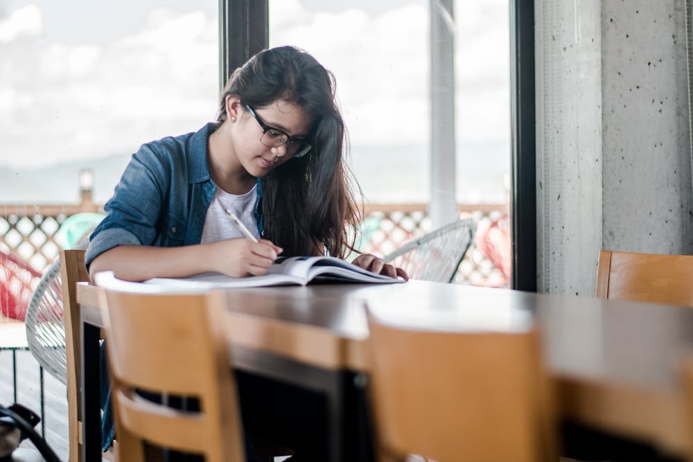 A young woman studying in a cafe