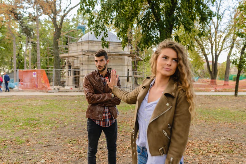 Adult siblings disagreeing in a park