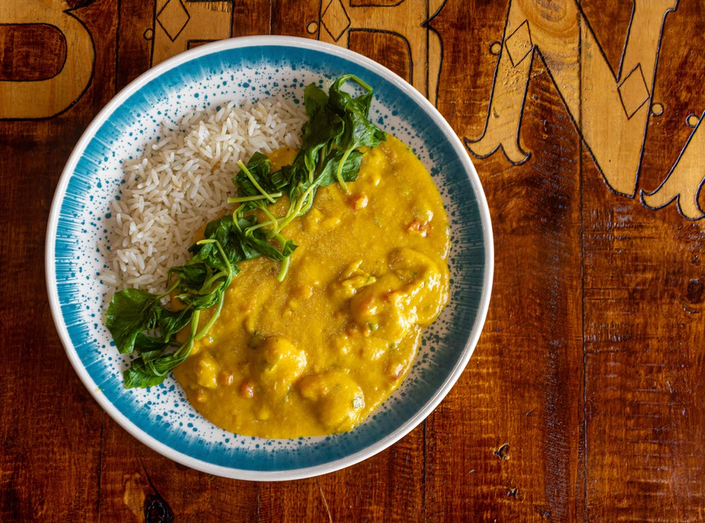A delicious curry with some greens and rice